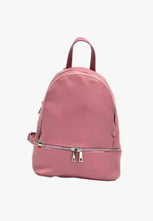Roze leren rugzak met een afgeronde vorm, een getextureerd oppervlak, twee voorste ritscompartimenten en dubbele schouderbanden.