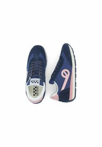 Marineblauwe sneakers met roze accenten, van suède en synthetische materialen, ronde neus, platte veters en uitgesneden zool. Voorzien van logo aan de zijkant.