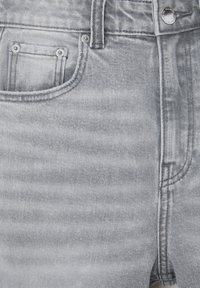 Grå denim shorts med et klassisk fem-lomme design, kontrasterende syninger og en let slidt tekstur. Synlige metal detaljer.
