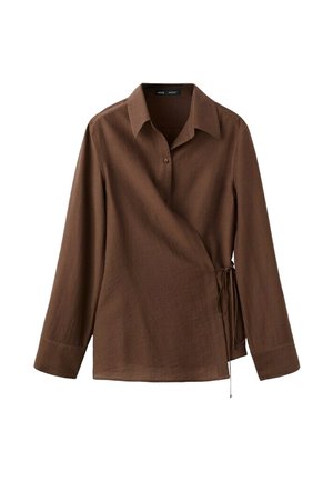 Camisa marrón de manga larga con cuello, cierre de botones y lazo lateral sobre un fondo blanco liso.