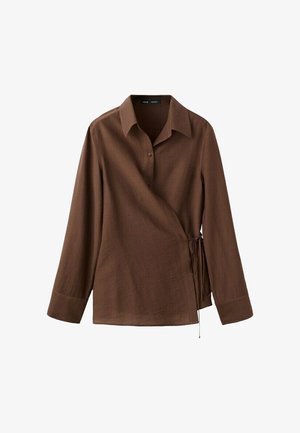 Chemise portefeuille marron à manches longues avec col, fermeture à boutons et nouée sur le côté, sur un fond blanc uni.