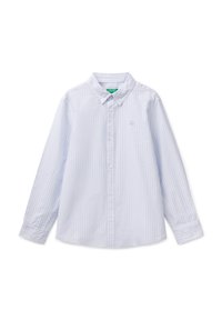 Camisa de botones de manga larga azul clara con rayas blancas verticales, cuello y un pequeño logo bordado en el pecho. Material de algodón.