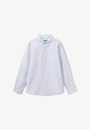 Camisa de botones de manga larga azul clara con rayas blancas verticales, cuello y un pequeño logo bordado en el pecho. Material de algodón.