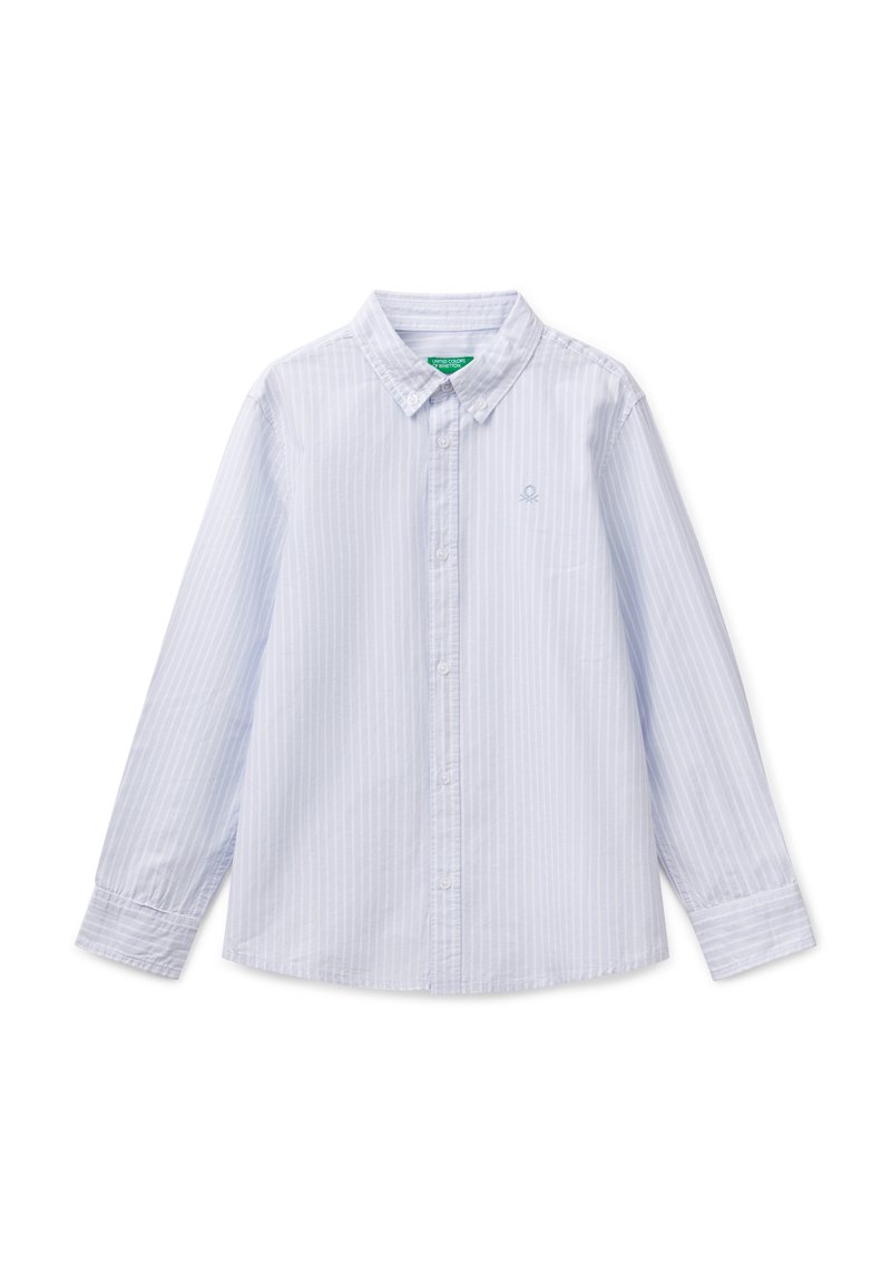 Camisa de botones de manga larga azul clara con rayas blancas verticales, cuello y un pequeño logo bordado en el pecho. Material de algodón.
