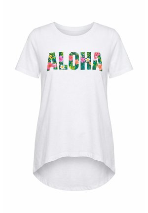 Weißes T-Shirt mit kurzen Ärmeln und dem Schriftzug "ALOHA" in buntem Blumen- und Tropenblattmuster sowie einem abgerundeten High-Low-Saum.