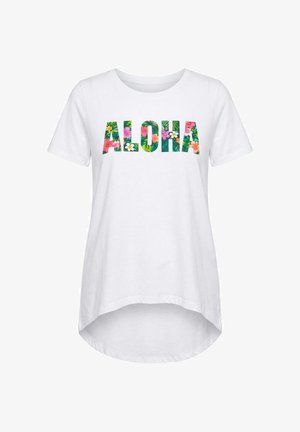 T-shirt blanc à manches courtes avec le texte « ALOHA » dans un motif floral coloré et de feuilles tropicales, avec un ourlet arrondi asymétrique.