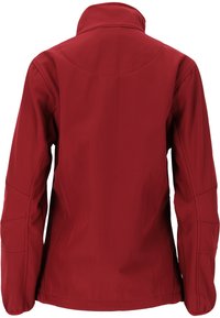 Röd softshell-jacka med hög krage, strukturerad passform och förstärkt sömnad på ärmarna. Slät textur, lämplig för utomhusbruk.