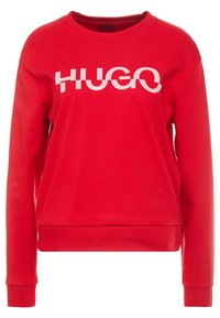 Sudadera roja hecha de una tela suave, con un logo blanco "HUGO" en el frente, con mangas largas y un diseño de cuello redondo.