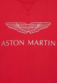Felpa rossa con logo Aston Martin bianco con ali e testo sottostante. Tessuto morbido, scollo rotondo e senza motivi visibili.