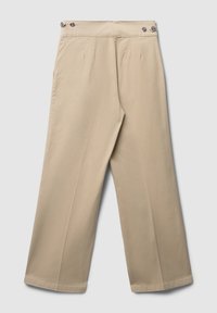 Beige weite Hose mit glatter Textur, die zwei Knopfakzente an der Taille und vordere Falten für zusätzlichen Detailreichtum aufweist.