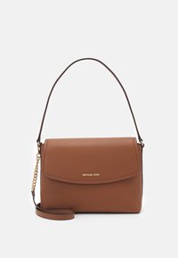 Borsa a spalla in pelle marrone con chiusura a pattina, dotata di un logo in tono oro, cintura in catena e pelle, e superficie testurizzata.