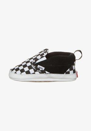 Zwart-witte geruite Vans baby slip-on schoen met witte zool en zwarte binnenvoering, zijaanzicht.