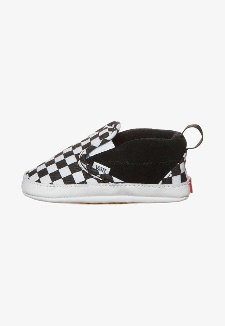 Chaussure bébé Vans slip-on à carreaux noir et blanc avec semelle blanche et doublure intérieure noire, vue de côté.