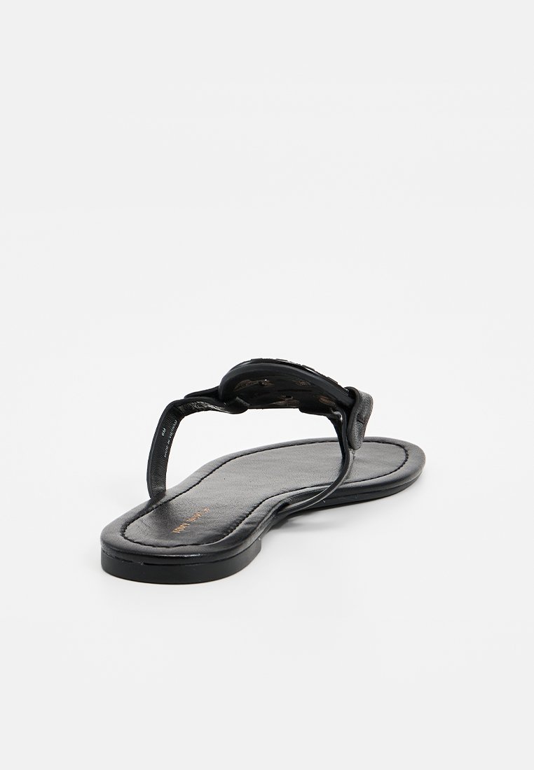 Schwarze Flip-Flop-Sandale mit Gummisohle, strukturiertem Oberriemen und glattem Fußbett. Einfaches Design mit minimalen Hardware-Details.