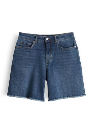 Blauwe denimshorts met rafelige zomen, knoopsluiting aan de voorkant, riemlussen en voor- en achterzakken, plat liggend op een witte achtergrond.