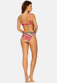 Kolorowy zestaw bikini z wzorzystą górą i wysokim stanem z odcieniami różu, zieleni i pomarańczu. Miękka, elastyczna tkanina.