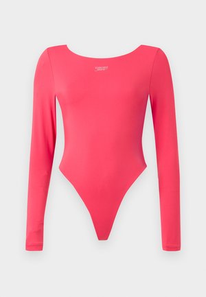 Body cu mânecă lungă, de culoare roz aprins, realizat dintr-un material elastic neted, cu decolteu rotund și cu picior tăiat înalt pentru o siluetă elegantă.