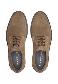 Chaussures en daim marron avec un design à bout arrondi, lacets en cuir et couture contrastante. Doublure intérieure noire avec le logo de la marque "MARTINEL 1973."