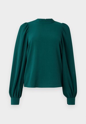 Blusa verde-água com mangas longas e bufantes e um decote alto. Feita de tecido texturizado, apresentando detalhes franzidos nos ombros e punhos.