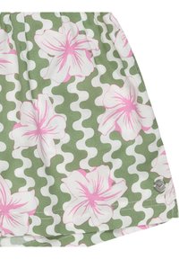 Zelená kvetinová sukňa s ružovými hibiscovými kvetmi, vlnitými bielymi vzormi a kovovým logom na leme. Vyrobená z ľahkého materiálu.