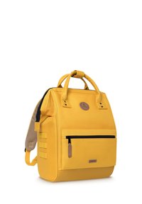 Zaino giallo con un design strutturato, dotato di un compartimento principale, tasca anteriore con zip e dettagli in pelle. Inclusi spallacci imbottiti.