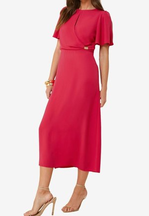 Malinowa różowa midi sukienka z krótkimi, falbaniastymi rękawami, z detalem skręcenia z przodu i złotym akcentem w talii. Gładki, lekki materiał.