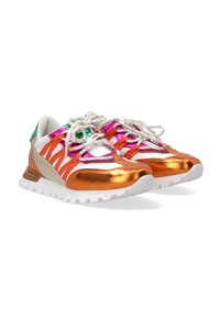 Sneakers met metallic oranje en witte oppervlakken, kleurrijke veters in roze en oranje, textuuraccenten van gaas, en een witte rubberen zool.