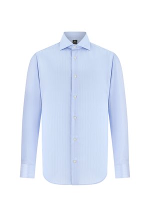 Camicia da uomo a maniche lunghe di colore azzurro chiaro con sottili righe bianche e bottoni bianchi, abbottonata con colletto classico.