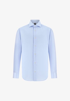 Camicia da uomo a maniche lunghe di colore azzurro chiaro con sottili righe bianche e bottoni bianchi, abbottonata con colletto classico.