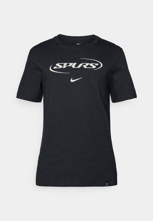 Schwarzes Baumwoll-T-Shirt mit kurzen Ärmeln, das "SPURS" in weißer Schrift und ein Nike-Logo zeigt. Klassischer Schnitt und Rundhalsausschnitt.