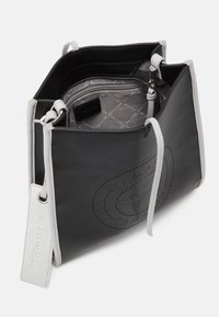 Borsa a mano in pelle nera con dettagli bianchi, caratterizzata da una superficie texturizzata, una tasca interna con cerniera e un logo inciso.