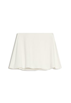 Jupe blanche, longueur genou, coupe évasée, avec une texture lisse et un drapé subtil, présentée sur un fond blanc uni.