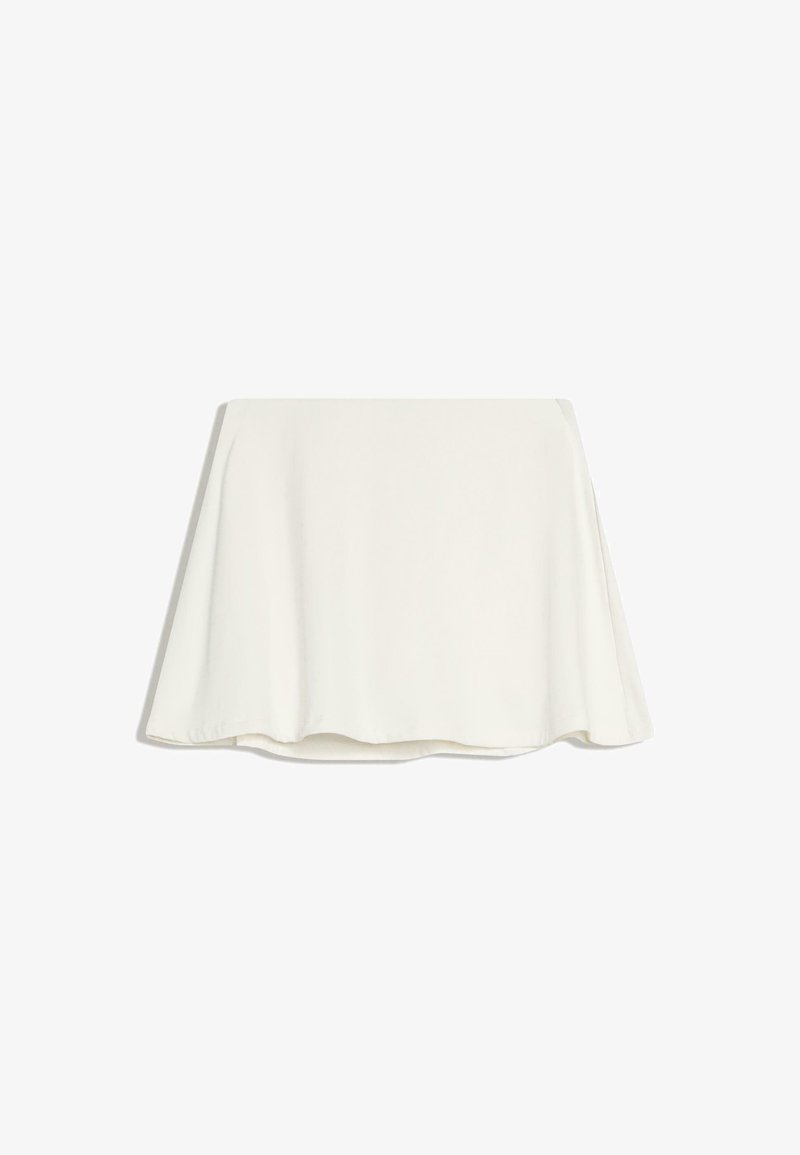 Jupe blanche, longueur genou, coupe évasée, avec une texture lisse et un drapé subtil, présentée sur un fond blanc uni.