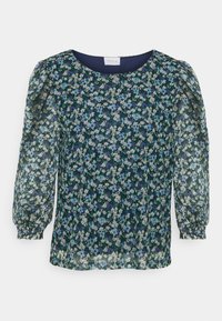 Květinová blůza s námořnickým pozadím jaké zdobí modré a zelené květiny. Průhledná látka, kulatý výstřih a nadýchané dlouhé rukávky se gumovými manžetami.