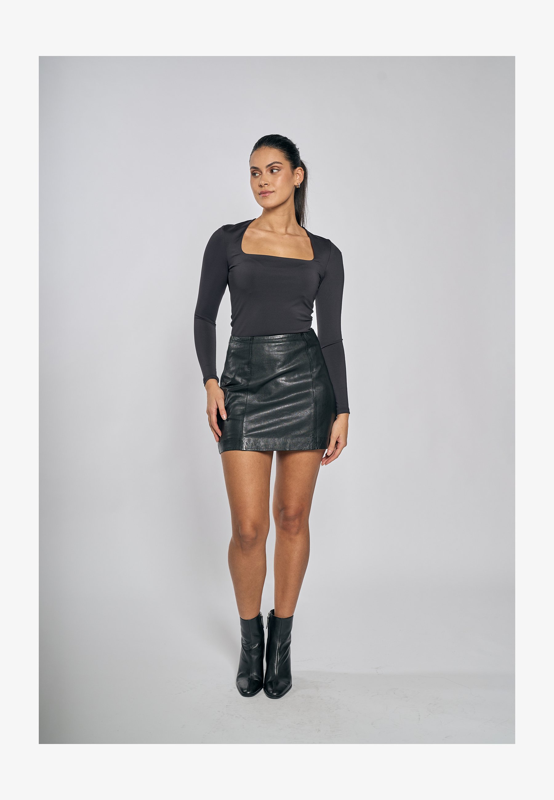 Monokini Effetto Bagnato Argento Stravagante - Costume Intero Asimmetrico Elastico Taglia Unica S/M