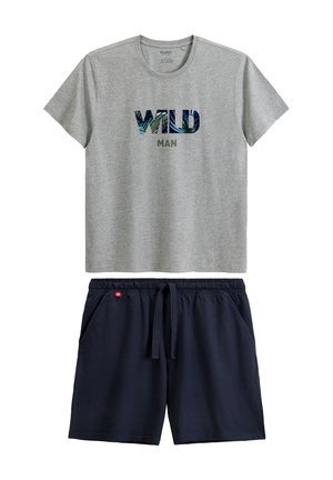 Szara koszulka z krótkim rękawem z napisem "WILD MAN" oraz ciemnoniebieskie szorty z elastycznym pasem, sznurkiem i kieszeniami.