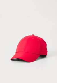 Casquette de baseball rouge avec une couronne structurée, une visière courbée et six trous de ventilation. Fabriquée en tissu lisse avec une couleur et une texture uniformes.