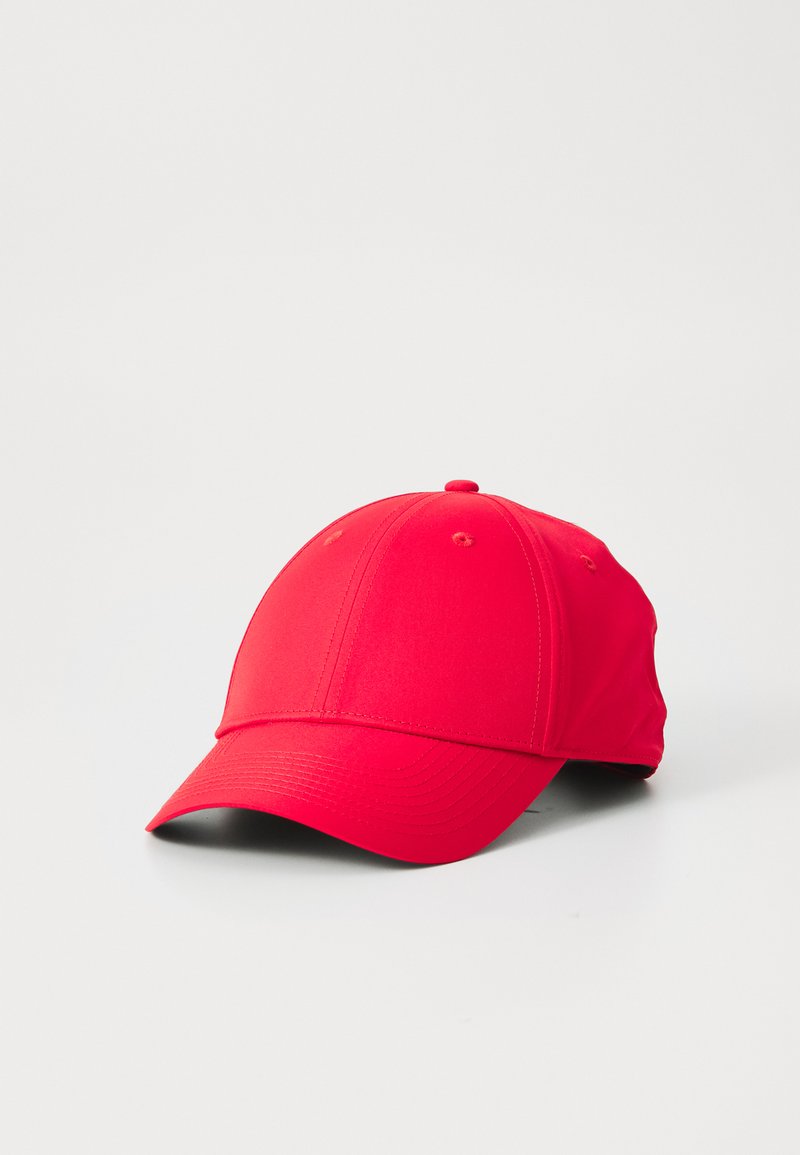 Casquette de baseball rouge avec une couronne structurée, une visière courbée et six trous de ventilation. Fabriquée en tissu lisse avec une couleur et une texture uniformes.