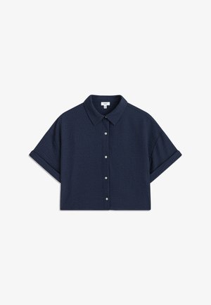 Chemise à manches courtes, bleu marine foncé, avec un tissu texturé, un col et des poignets retournés ; comporte cinq boutons sur le devant.