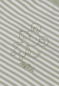 Grün-weiß gestreifter Stoff mit weicher Textur. Mit einem gestickten Cartoon-Maus-Design und dem Text "ZigZag" versehen.