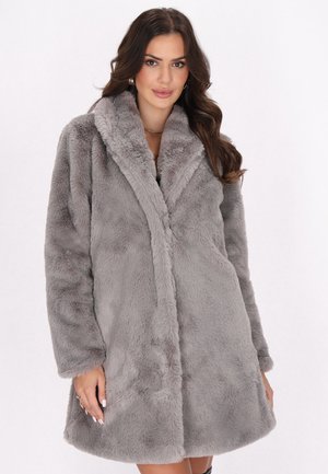 Cappotto in finta pelliccia grigia con colletto a scialle, maniche lunghe e design aperto. Texture morbida con finitura soffice, lunghezza al ginocchio.