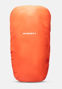 Orange vattentät ryggsäcksöverdrag med en slät, glänsande yta. Har en vit logotyp längst ner och ett subtilt emblem på toppen.