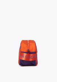 Neceser rectangular de nylon naranja brillante, con base morada y un diseño de texto en negrita. Incluye un zipper en la parte superior y un bolsillo lateral.