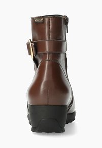 Bottes en cuir marron jusqu'à la cheville avec une fermeture éclair sur le côté, une sangle décorative et une boucle, un bout arrondi et une semelle en caoutchouc texturé.