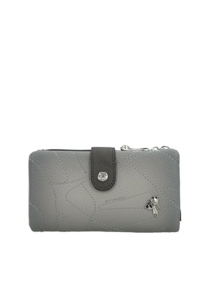 Cartera texturizada gris con patrón abstracto cosido, cierre a presión gris oscuro y pequeño charm plateado de gato sosteniendo una bolsa.