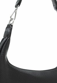 Borsa a mano in pelle nera con superficie texturizzata, ampia apertura e clip metallica per il fissaggio sulla tracolla.