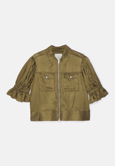 Casaco de cetim verde-oliva com mangas curtas e bufantes, punhos franzidos, dois bolsos no peito e fecho frontal com zíper.