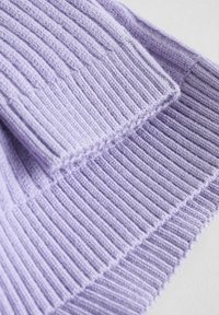 Material tricotat liliachiu cu textură verticală nervurată și margine pliată, prezentând o cusătură moale și uniformă și un finisaj neted.