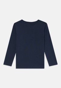 Marineblaue Langarm-T-Shirt aus weichem, elastischem Stoff. Mit Rundhalsausschnitt und einfachem, nahtlosem Design; keine sichtbaren Logos oder Muster.