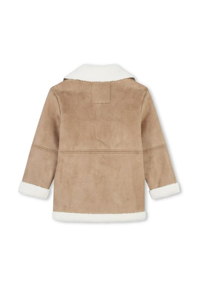 Bruine faux-suède jas met een witte schapenvacht kraag en manchetten, met lange mouwen en een relaxte pasvorm. Achteraanzicht, gladde textuur.
